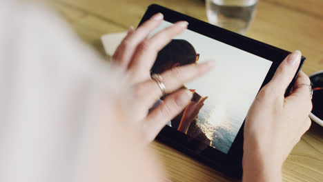cerrar las manos usando una tableta digital dispositivo de pantalla táctil ipad en un café