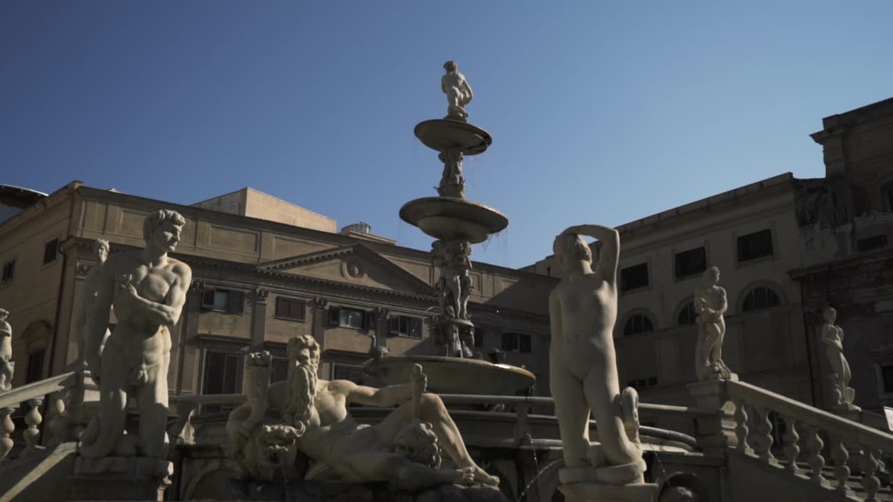 유럽 도시 광장 에 있는 분수