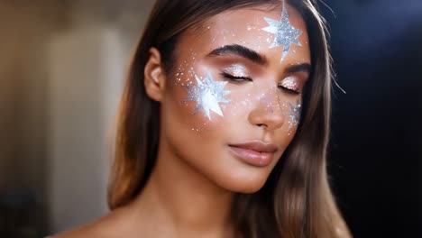 mujer con maquillaje de estrella brillante