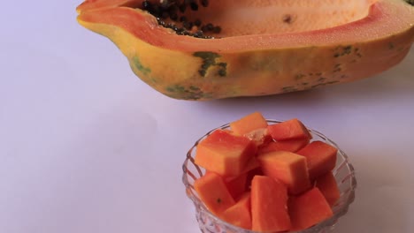 papaya fresca fruta aislada sobre fondo blanco