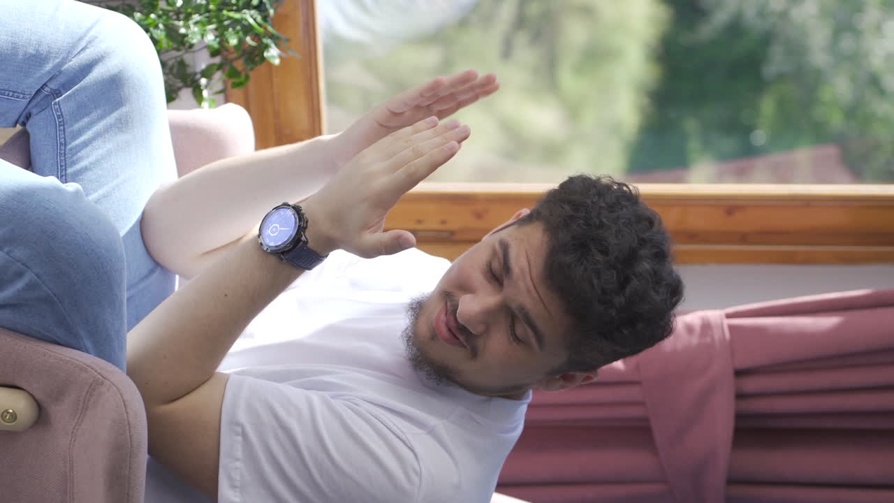 video vertical del hombre de pensamiento pesimista.