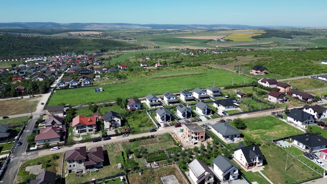 Letecký kruhový záběr zbrusu nové rekreační čtvrti v Rumunsku