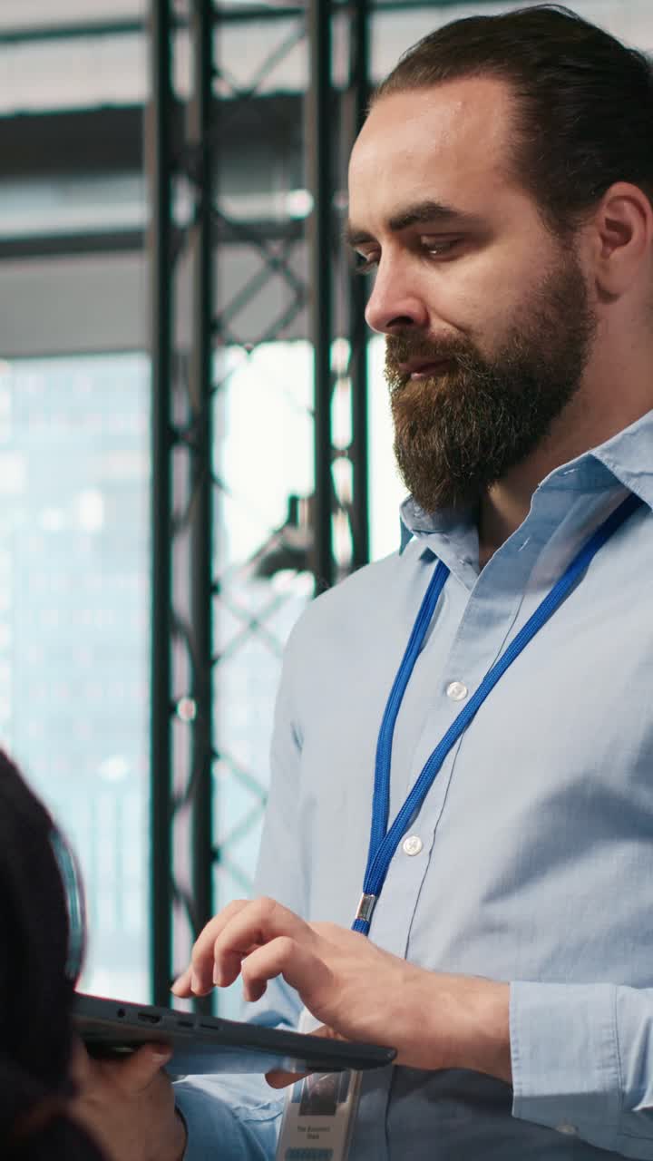 Vertikal video: Team af programmører på kontor udvikler softwareapplikationer ved hjælp af AI