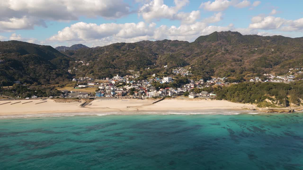 vuelo en cámara lenta de drones sobre la impresionante playa de verano en izuo, japón