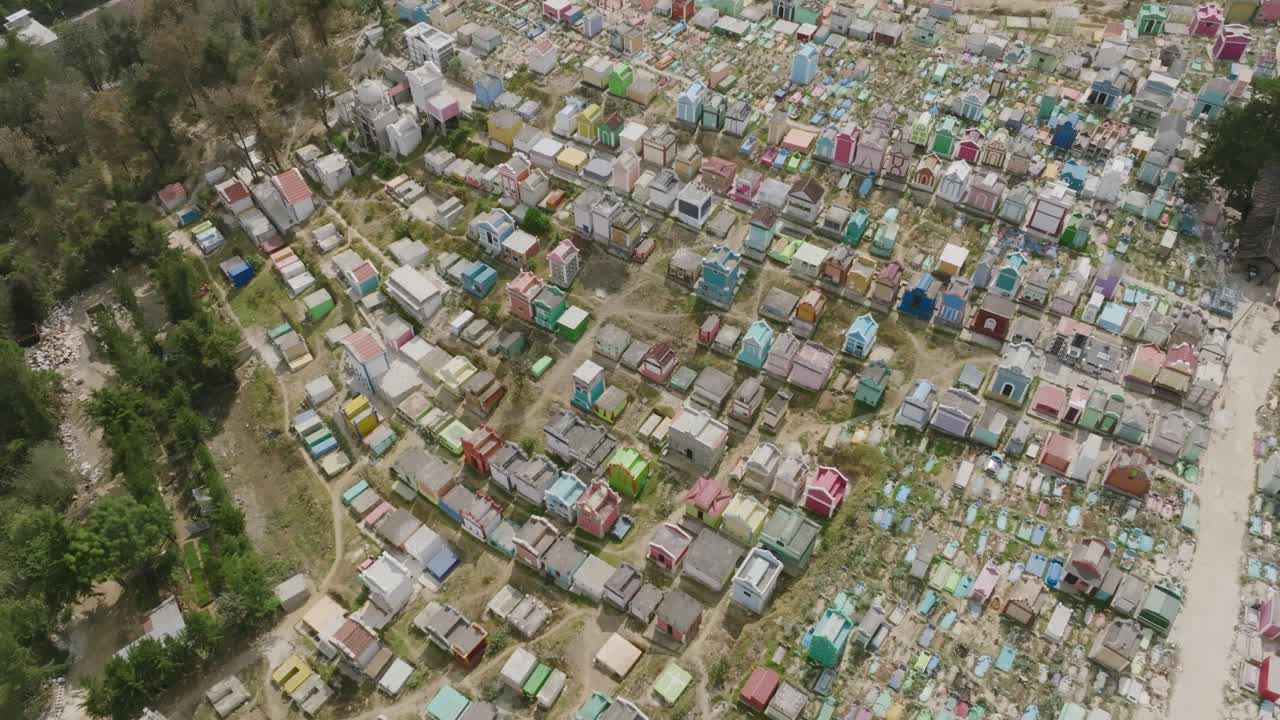 imágenes aéreas que se mueven de derecha a izquierda sobre un colorido cementerio en la ciudad de chichicastenango en el norte de guatemala
