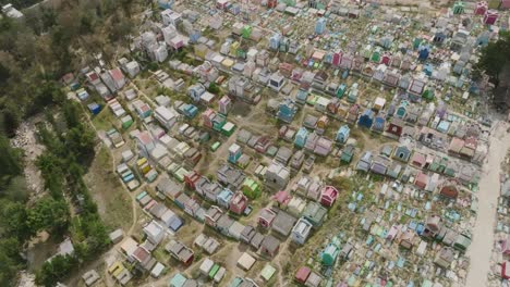 Luftaufnahmen,-Die-Sich-Von-Rechts-Nach-Links-über-Einen-Farbenfrohen-Friedhof-In-Der-Stadt-Chichicastenango-Im-Norden-Von-Guatemala-Bewegen