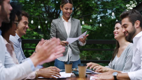 Un-Grupo-De-Jóvenes-Empresarios-Diversos-Que-Tienen