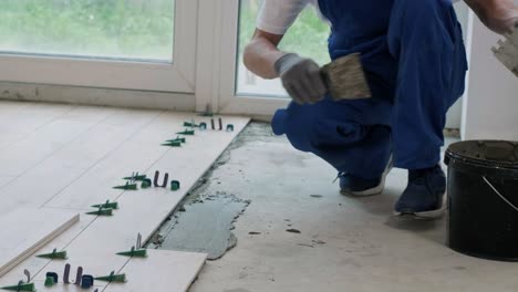 instalación de azulejos de cerámica para el suelo - medición y corte de las piezas. construcción, renovación, reparación de apartamentos. cortes de baldosas. corte de baldosas