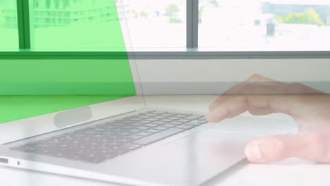 animación de manos usando una computadora portátil con pantalla verde sobre pasajeros acelerados caminando en un edificio moderno