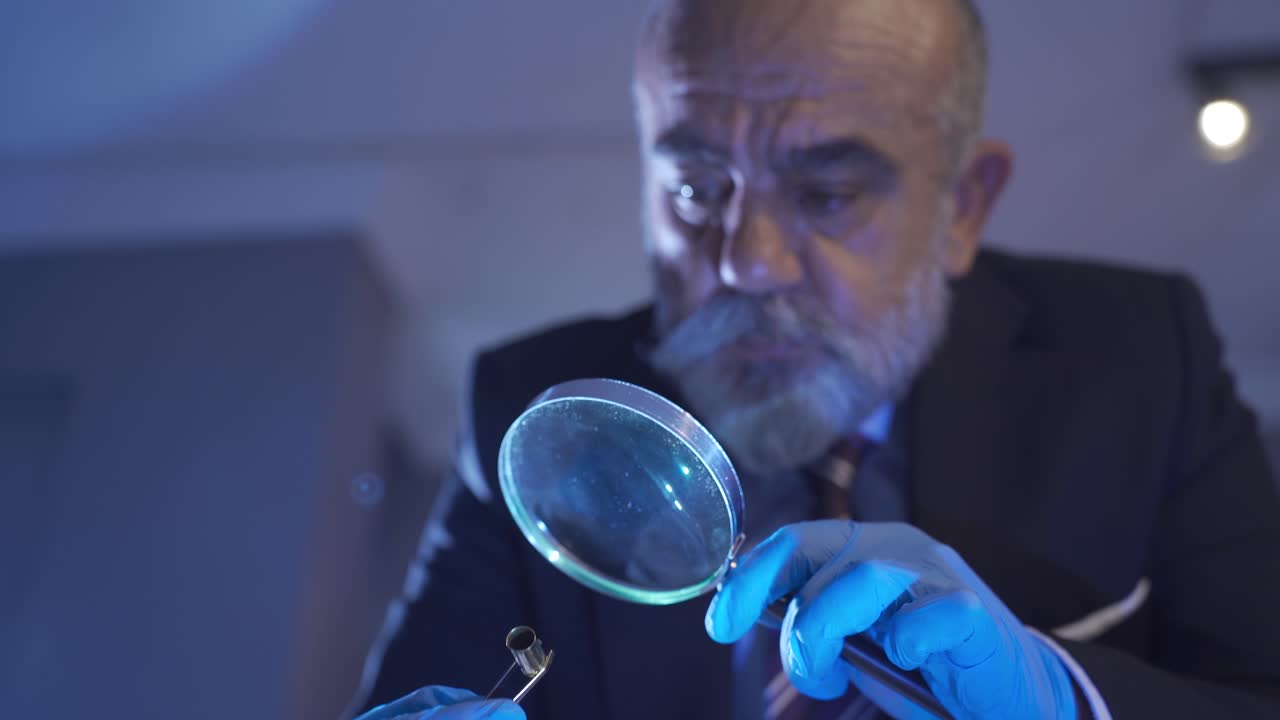 experto forense llevando a cabo una investigación de asesinato.