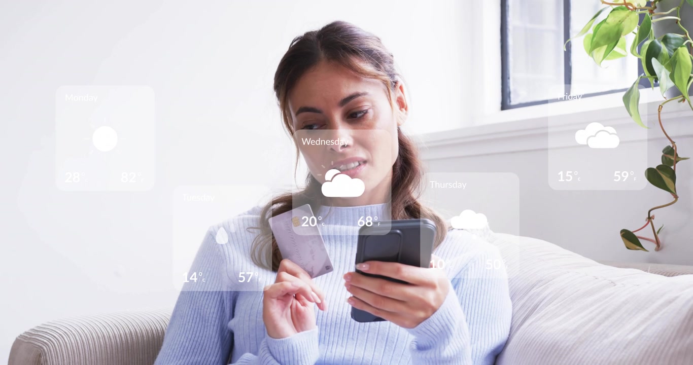 Donna che tocca lo smartphone, scorrendo un overlay di previsioni meteo e un'interfaccia utente finanziaria, strisciando la carta di credito per pagare