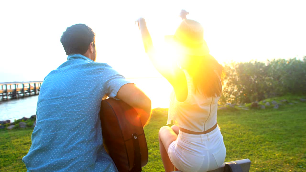 기타를 연주하는 캐주얼 옷을 입은 다민족 커플