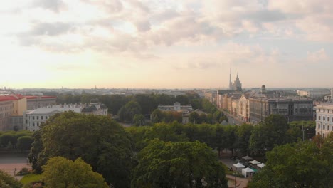 Vista-Aérea-Escénica-Que-Revela-Un-Panorama-Impresionante-De-La-Puesta-De-Sol-Del-Horizonte-De-Riga-En-Un-Día-Soleado-De-Verano,-En-Aumento