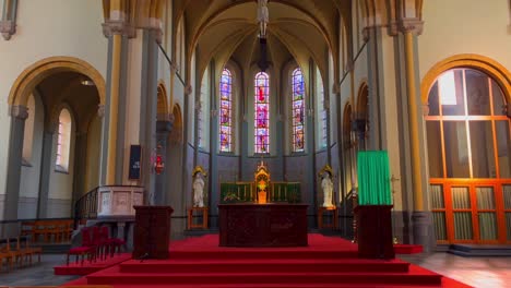 Innenraum-Des-Römisch-katholischen-Kirchenaltars-Mit-Rotem-Teppich-In-Neerpelt,-Belgien