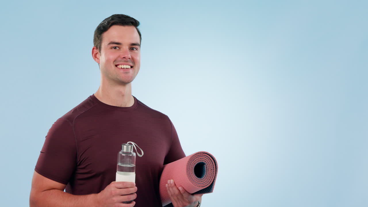 운동 매트, 물 및 피트니스와 함께 남자