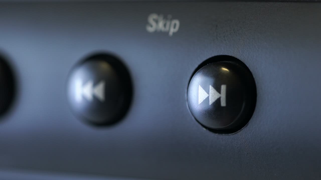 grabador de cinta en primer plano, un hombre presiona los botones