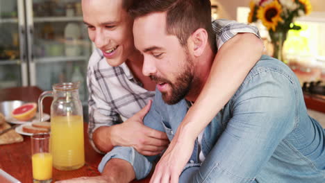 Pareja-Homosexual-Hablando-Durante-El-Desayuno