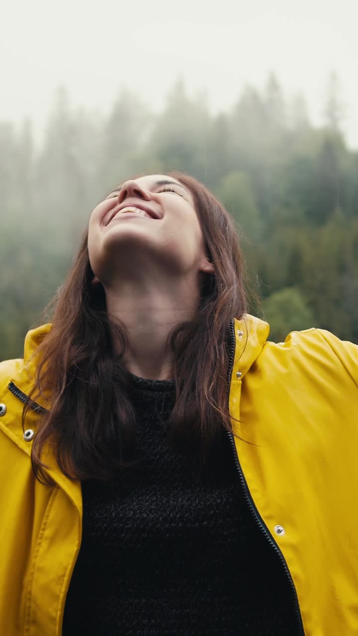 mujer feliz en la lluvia