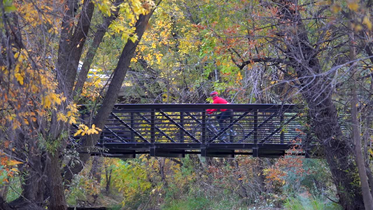 볼더 크릭 경로에서 슬로우 모션으로 자전거 타기