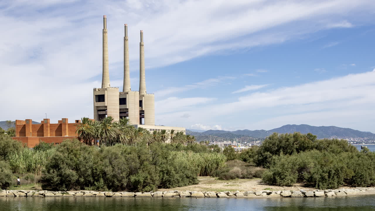Kaasuvoimalaitoksen timelapse Barcelonassa ohikulkevien pilvien kanssa