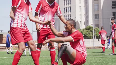 jugador de fútbol con pierna protésica con el equipo de fútbol