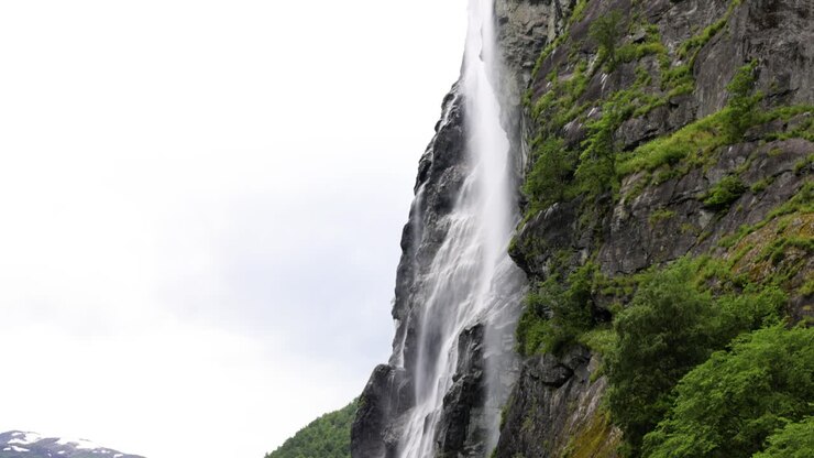 Maestosa Cascata che Scende da un Fiordo Norvegese