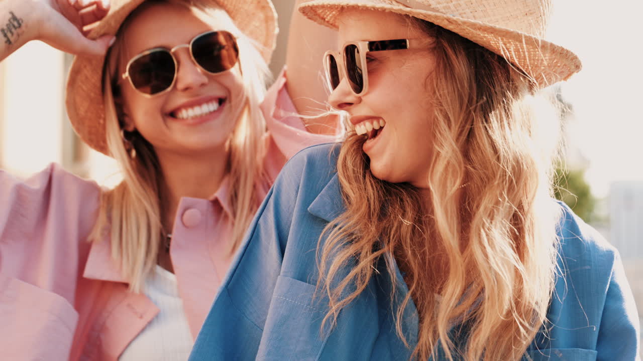 은 날을 즐기는 두 여인