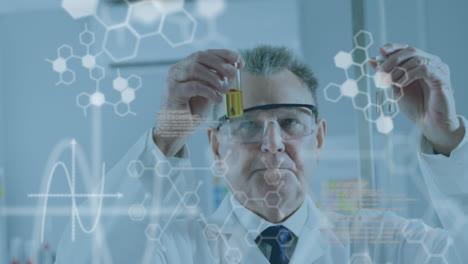 animación del procesamiento de datos médicos sobre un científico caucásico que sostiene tubos de ensayo en el laboratorio