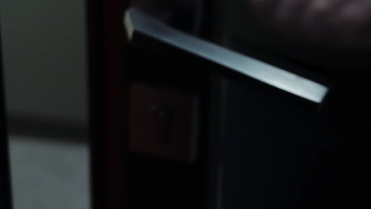 persona que abre una puerta