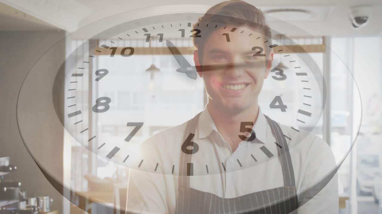 Бариста стоит за стойкой, наложенные часы показывают, как минутная стрелка движется, демонстрируя течение времени в кафе