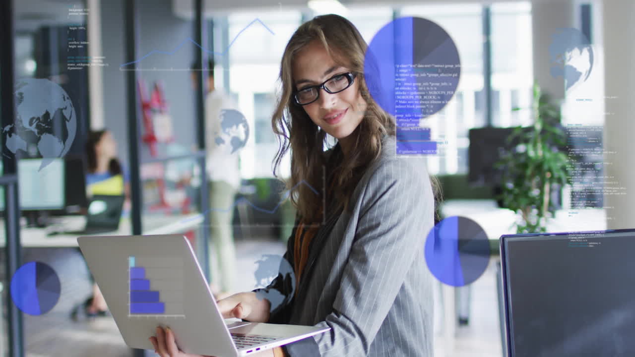 animación de gráficos de procesamiento sobre feliz mujer de negocios caucásica con computadora portátil en la oficina casual