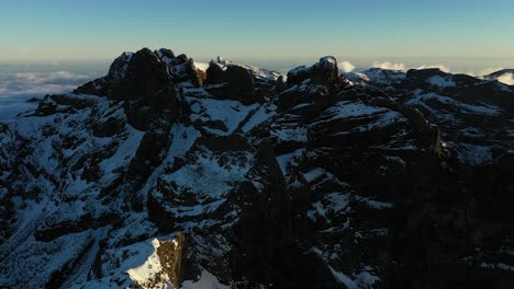 El-Lado-De-La-Sombra-De-La-Montaña-Durante-El-Amanecer-En-La-Montaña-Pico-Ruivo-En-Madeira