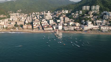 Paisaje-Panorámico-Aéreo-De-Puerto-Vallarta-Playa-Mexicana-Ciudad-Oceánica-Verano-En-Jalisco,-Colinas-Verdes-Naturales-Y-Hoteles