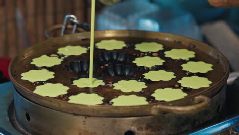 making flower shaped thai dessert