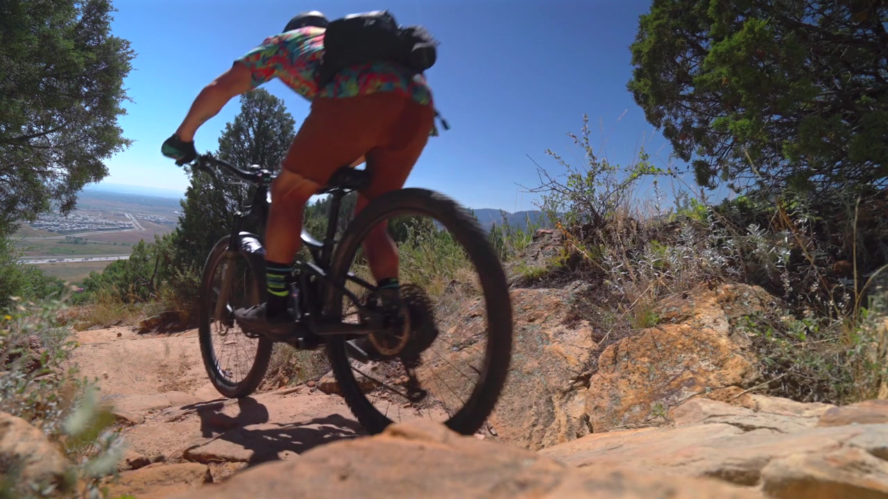 Red Rocks Morrison Golden Colorado, homem adulto praticando mountain bike downhill, ciclista, pedras, close-up estático dos pneus, trilha Dinosaur Ridge Dakota Ridge, esporte, fitness, sopés de Denver, cordilheira frontal, dia ensolarado.
