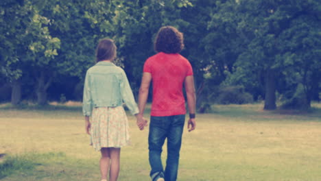 en formato de alta calidad pareja feliz caminando en el parque