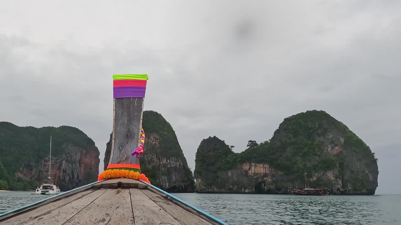 크라비의 해안 해역을 가로질러 경치 좋은 보트 타기