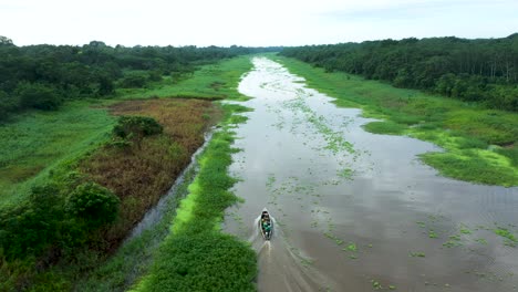 Barco-En-El-Exuberante-Río-Amazonas-En-Perú---Revelación-De-Inclinación-Aérea