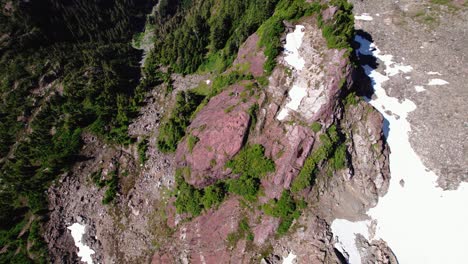 rotación aérea tiro abajo del bloque de la cumbre rango mackenzie, isla de vancouver, ac, canadá