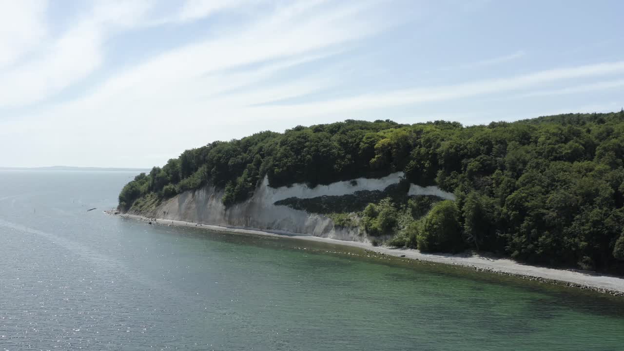 воздушный снимок с беспилотника меловых скал на рюген-рюген в германии в красивом свете с зеленой и голубой морской водой, европа