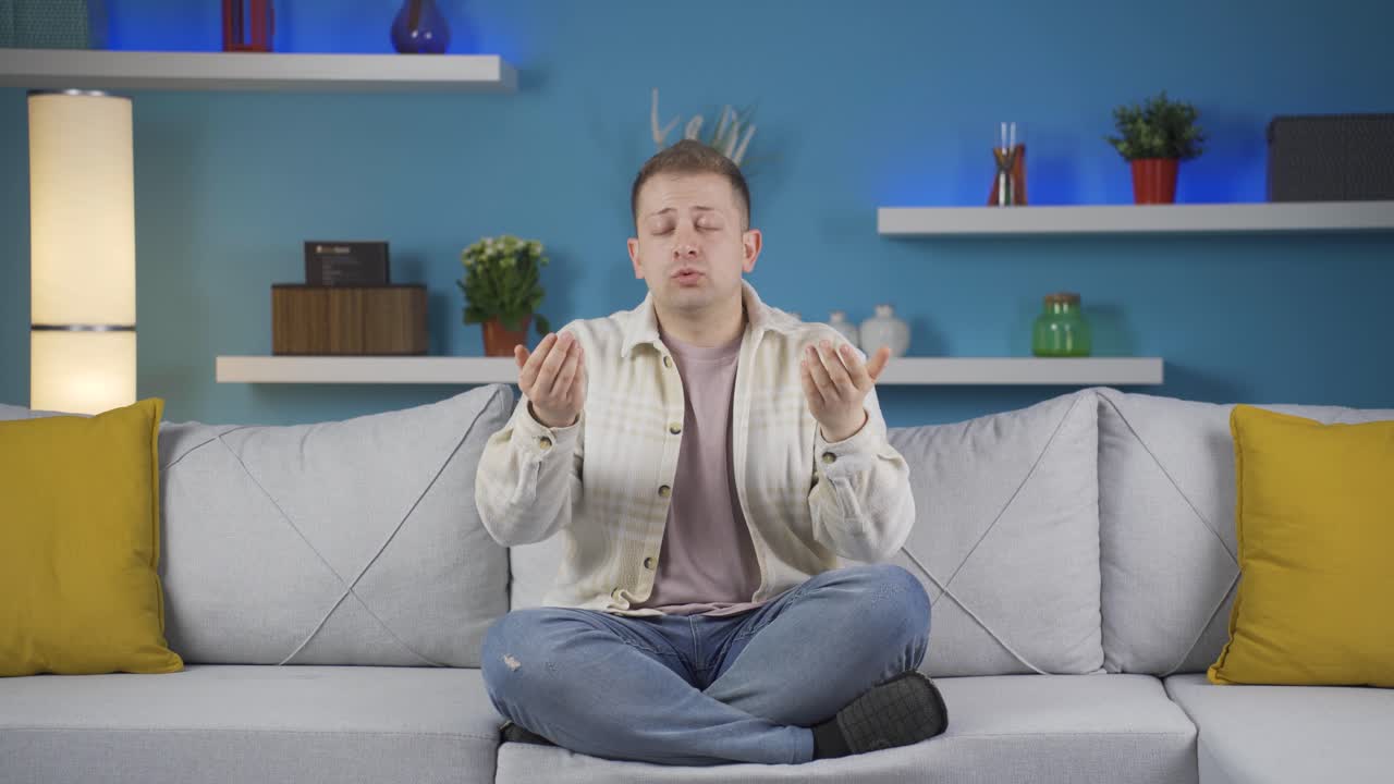 무슬림 남자가 기도하고 있습니다.