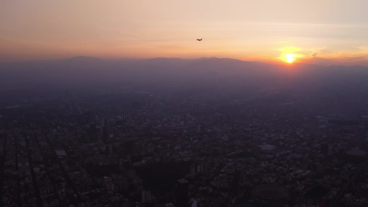 cuando el sol toca el horizonte, un vuelo comercial aterriza en la ciudad de méxico