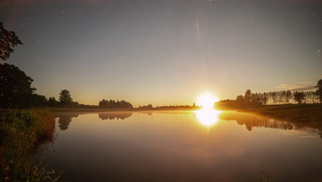 Lapso-De-Tiempo-De-La-Noche-Estrellada-En-Un-Lago-Tranquilo-Con-Superficie-De-Agua-Plana