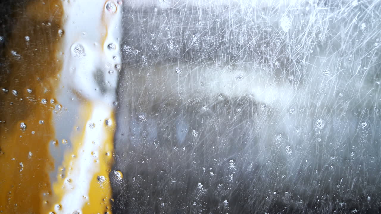 자동 세차 4k에서 창문에 물방울