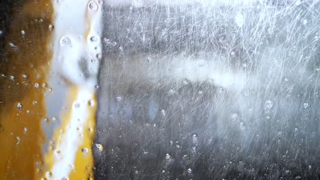 gotas de agua en la ventana del lavado automático de autos 4k