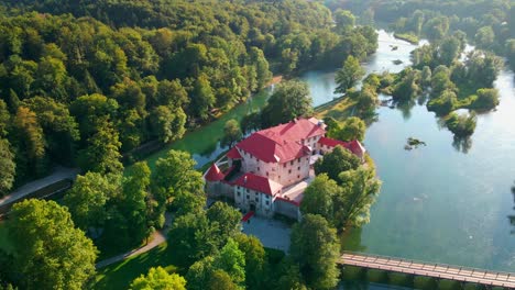 Malerische-4K-Drohnenaufnahmen-Der-Burg-Otočec-In-Wunderschönem-Sonnigen-Licht