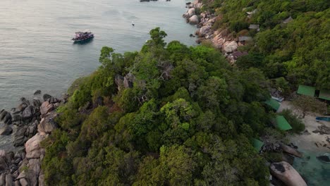 Hermoso-Vuelo-De-Drones-Sobre-La-Isla-De-Koh-Tao-En-Tailandia-Durante-La-Puesta-De-Sol