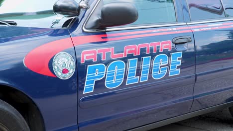 primer plano del vehículo de la policía de atlanta.