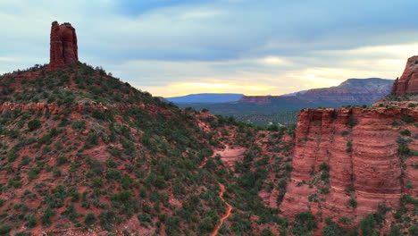 la roca de la chimenea y el paisaje de las rocas rojas en sedona, arizona, estados unidos