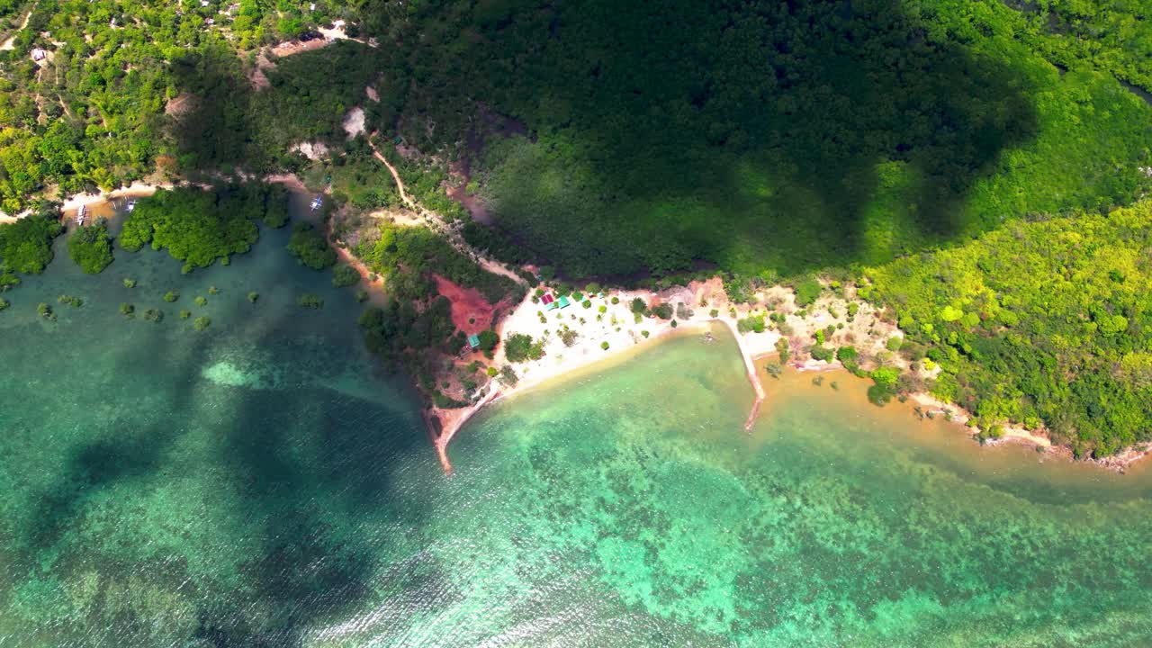 푸른 물 이 있는 열대 해변 의 공중 사진